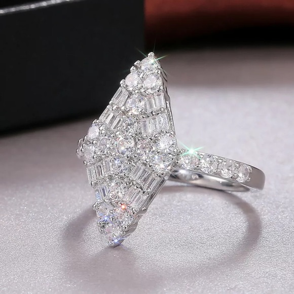 Beautiful Diamond Shaped White Sapphire Ring! - Picture 2 of 5